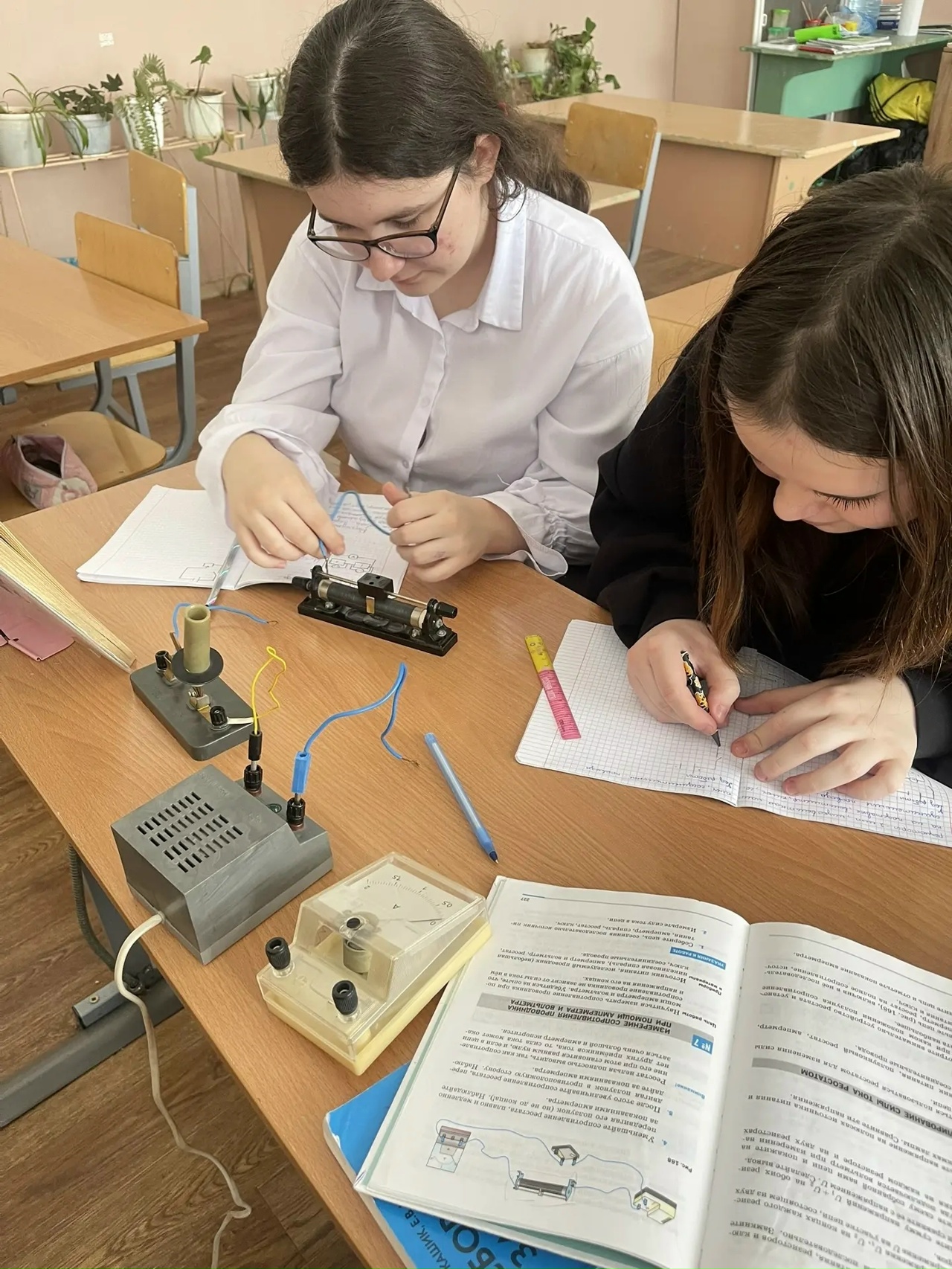 Регулирование силы тока реостатом.